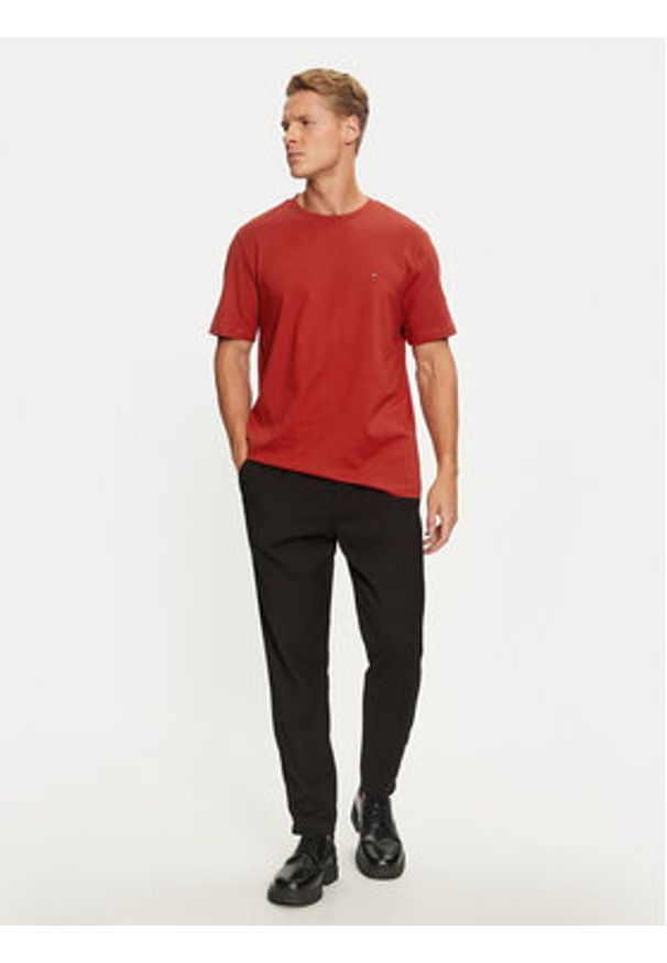 TOMMY HILFIGER - Tommy Hilfiger T-Shirt Essential MW0MW37267 Czerwony Regular Fit. Kolor: czerwony. Materiał: bawełna