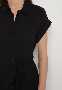 Born2be - Czarna Wiskozowa Sukienka Koszulowa Ozdobiona Paskiem Rinisenia. Okazja: na co dzień. Kolor: czarny. Materiał: wiskoza. Wzór: aplikacja. Typ sukienki: koszulowe. Styl: casual, elegancki #2