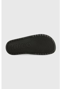 Hugo - HUGO klapki Match damskie kolor czarny. Kolor: czarny. Materiał: guma. Wzór: nadruk. Obcas: na obcasie. Wysokość obcasa: niski