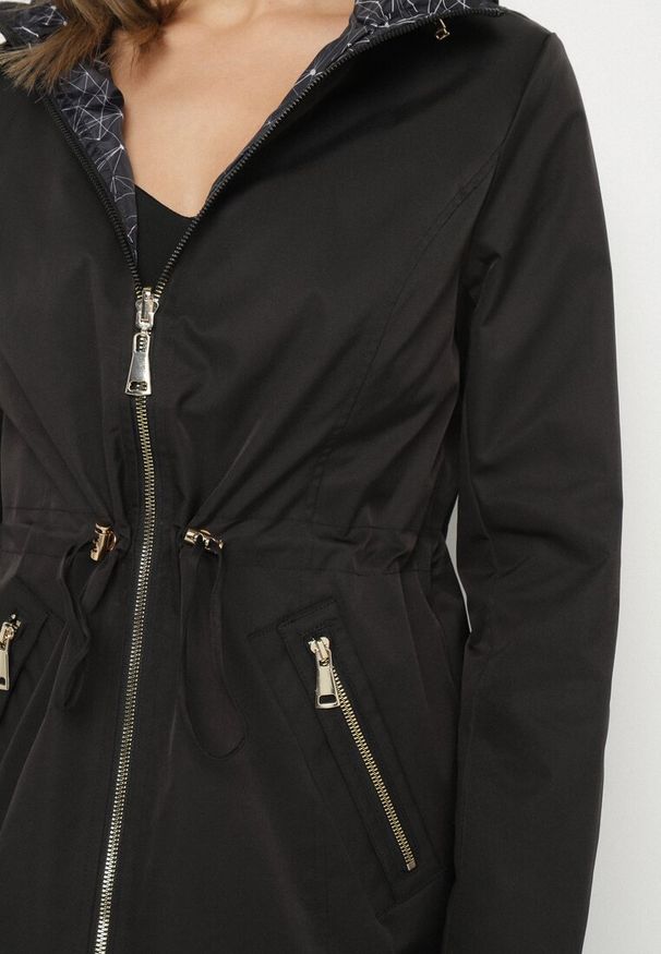Born2be - Czarna Kurtka Parka Dwustronna z Odpinanym Kapturem Amoetta. Okazja: na co dzień. Kolor: czarny. Materiał: jeans. Wzór: gładki. Styl: elegancki, casual