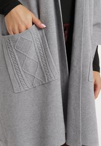 Born2be - Szary Niezapinany Kardigan z Kieszeniami i Ozdobnymi Guzikami Sinellia. Okazja: na co dzień, na spotkanie biznesowe. Kolor: szary. Materiał: jeans. Wzór: aplikacja. Styl: biznesowy, klasyczny, casual #7