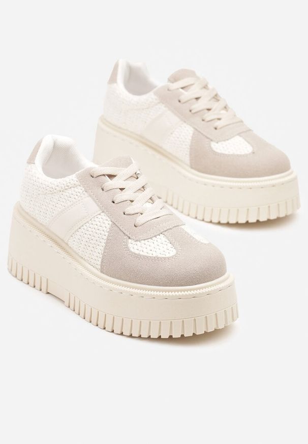Born2be - Beżowe Sneakersy Typu Tenisówki na Platformie Zdobione Perforacją Nerilsa. Okazja: na co dzień. Kolor: beżowy. Materiał: jeans. Szerokość cholewki: normalna. Wzór: aplikacja. Obcas: na platformie