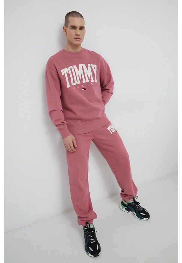 Tommy Jeans Bluza DM0DM12545.PPYY męska kolor różowy z aplikacją. Kolor: różowy. Materiał: bawełna. Wzór: aplikacja