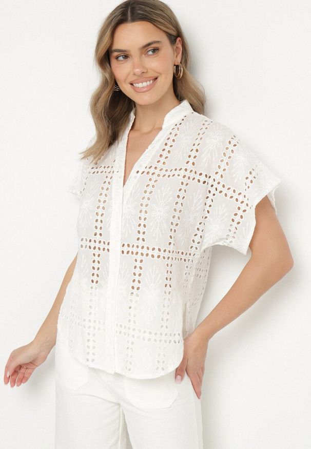 Born2be - Biała Bawełniana Koszula Ozdobiona Ażurowym Motywem Telarinea. Okazja: na co dzień. Kolor: biały. Materiał: bawełna. Długość rękawa: krótki rękaw. Długość: krótkie. Wzór: ażurowy, aplikacja. Styl: elegancki, casual, klasyczny