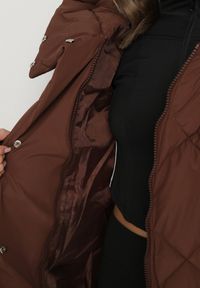 Born2be - Brązowa Kurtka z Geometrycznym Pikowaniem Johnatta. Kolor: brązowy. Wzór: geometria #6