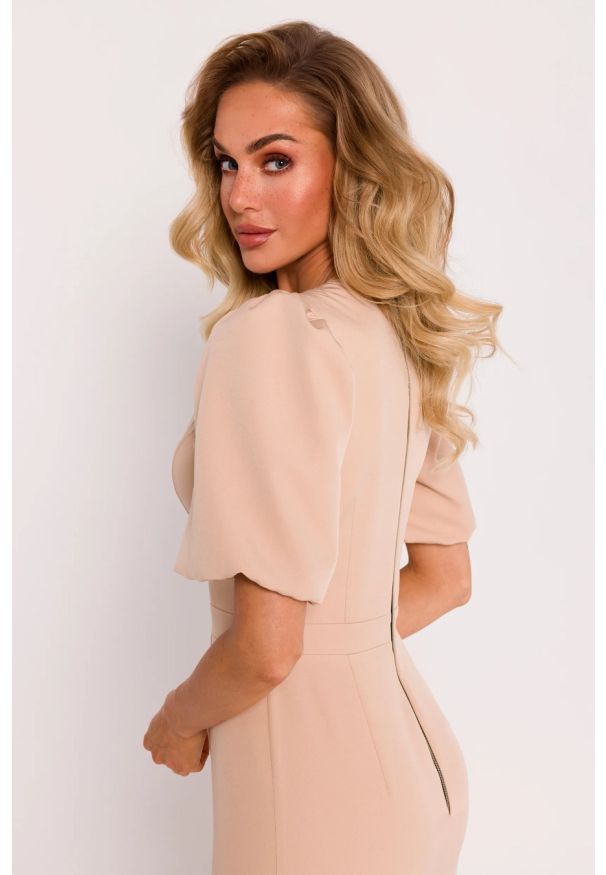 MOE - Elegancka ołówkowa sukienka dekolt V bufiaste rękawy beż. Okazja: na wesele, na imprezę, na ślub cywilny. Kolor: beżowy. Typ sukienki: ołówkowe. Styl: elegancki. Długość: midi