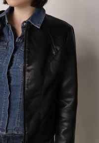 Born2be - Czarna Przejściowa Kurtka Taliowana Ramoneska bez Kołnierzyka Nissanea. Okazja: na co dzień. Typ kołnierza: bez kołnierzyka. Kolor: czarny. Materiał: poliester. Styl: casual, klasyczny #8