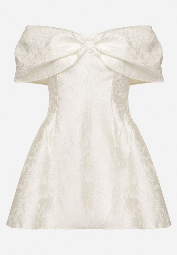 Born2be - Biała Haftowana Sukienka Vices Hiszpanka Ozdobiona Kokardą Fenanisse. Okazja: na co dzień, na imprezę. Typ kołnierza: dekolt hiszpanka, kokarda. Kolor: biały. Materiał: jeans. Wzór: aplikacja, haft. Styl: casual