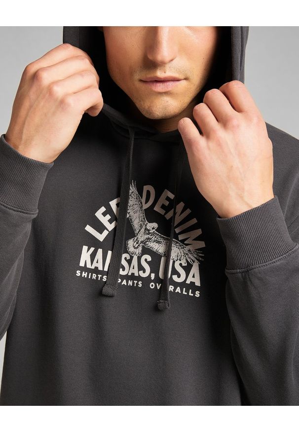 Lee - LEE GRAPHIC HOODIE MĘSKA BLUZA Z KAPTUREM LOGO WASHED BLACK L82BSPON 112140905. Typ kołnierza: kaptur