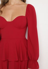 Born2be - Czerwona Rozkloszowana Sukienka z Falbankami i Bufiastymi Rękawami Semithara. Okazja: na co dzień. Typ kołnierza: kołnierz z falbankami. Kolor: czerwony. Wzór: aplikacja. Styl: elegancki, casual, klasyczny #5