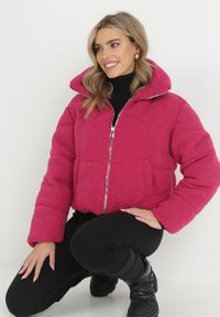 Born2be - Fuksjowa Kurtka Futerko Teddy Zychee. Okazja: na co dzień, na spacer. Kolor: różowy. Materiał: futro. Długość rękawa: długi rękaw. Długość: długie. Styl: casual, elegancki #1