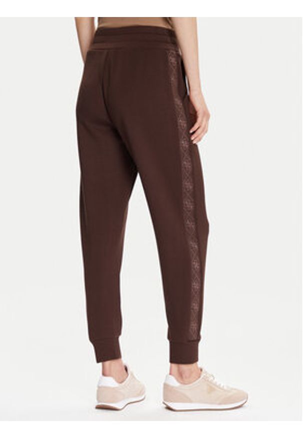 Guess Spodnie dresowe W5YB11 KBYE2 Brązowy Regular Fit. Kolor: brązowy. Materiał: syntetyk
