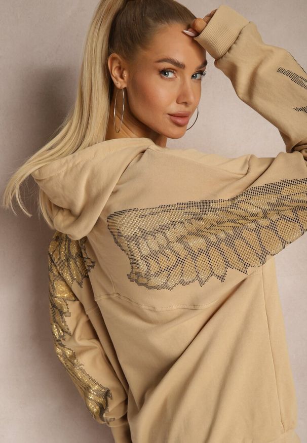 Renee - Beżowa Bluza z Bawełny z Kapturem Ozdobiona Cyrkoniami i Nadrukiem Eridale. Okazja: na co dzień. Typ kołnierza: kaptur. Kolor: beżowy. Materiał: bawełna. Wzór: aplikacja, nadruk. Styl: casual, elegancki, wizytowy