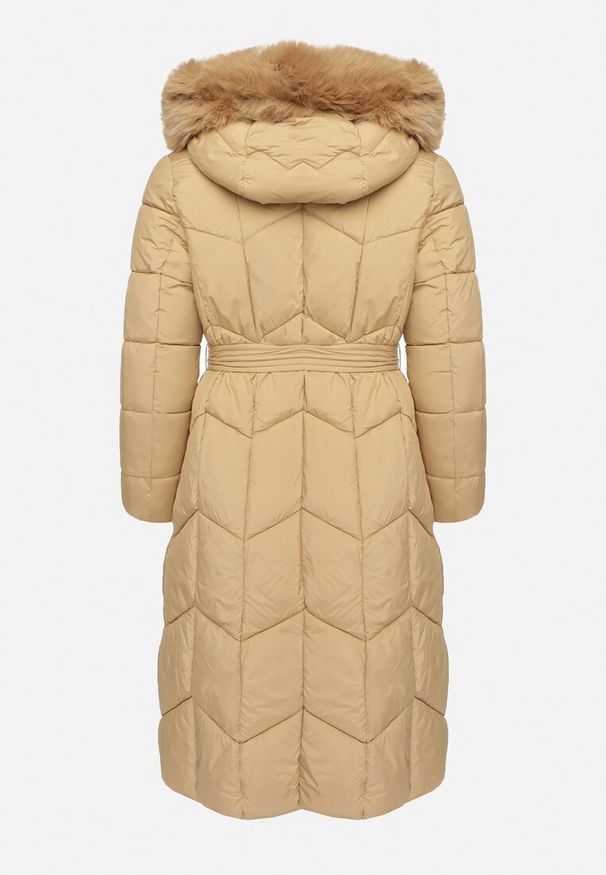 Born2be - Jasnobeżowa Zimowa Kurtka Pikowana z Kapturem z Odpinanym Futrem i Wiązanym Paskiem Kalirra. Typ kołnierza: kaptur. Kolekcja: plus size. Kolor: beżowy. Materiał: futro. Długość rękawa: długi rękaw. Długość: długie. Sezon: zima. Styl: klasyczny, elegancki