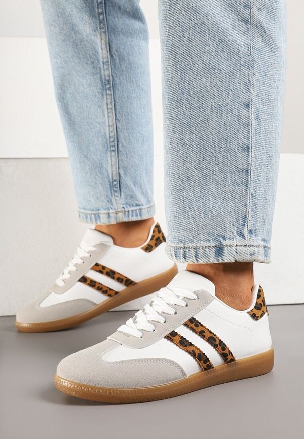 Renee - Biało-Panterkowe Sneakersy Typu Kultowe Tenisówki Zdobione Przeszyciami Remiana. Okazja: na co dzień. Kolor: biały. Materiał: jeans. Szerokość cholewki: normalna. Wzór: aplikacja. Obcas: na obcasie. Wysokość obcasa: niski