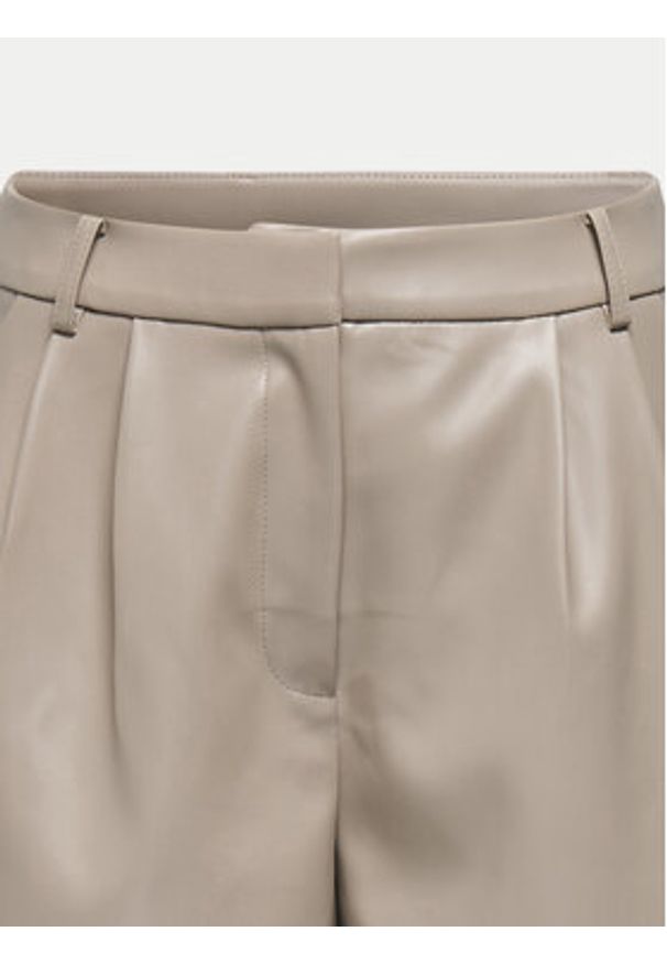 only - ONLY Szorty z imitacji skóry Saramy 15338008 Beżowy Regular Fit. Kolor: beżowy. Materiał: skóra