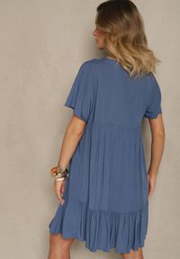 Renee - Niebieska Bawełniana Sukienka Rozkloszowana z Wiązaniem przy Dekolcie Mepova. Okazja: na co dzień. Kolor: niebieski. Materiał: bawełna. Styl: klasyczny, casual