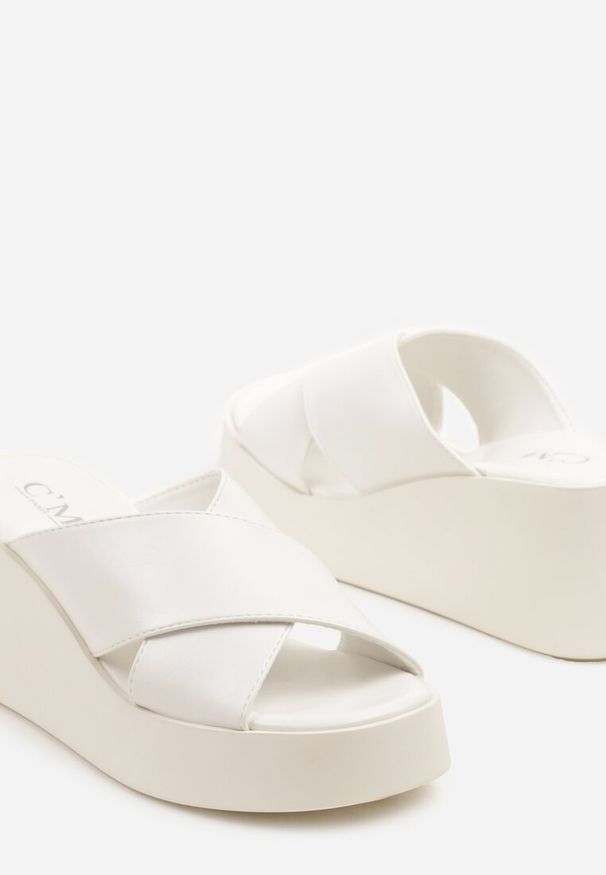 Born2be - Białe Klapki na Koturnie z Dwoma Paskami Fallexia. Okazja: na co dzień, na spacer. Kolor: biały. Wzór: paski. Obcas: na koturnie. Styl: elegancki, casual