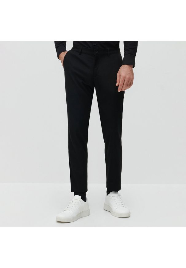 Reserved - Spodnie chino slim fit - Czarny. Kolor: czarny