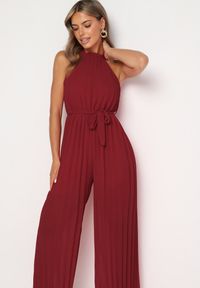 Born2be - Bordowy Taliowany Kombinezon z Dekoltem Typu Halter z Gumką w Pasie i Materiałowym Paskiem Xolefia. Okazja: na co dzień, na imprezę. Kolor: czerwony. Materiał: materiał. Styl: elegancki, casual