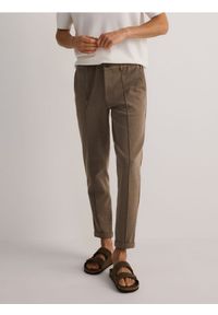 Reserved - Spodnie chino slim - beżowy. Kolor: beżowy. Materiał: dzianina, bawełna #1