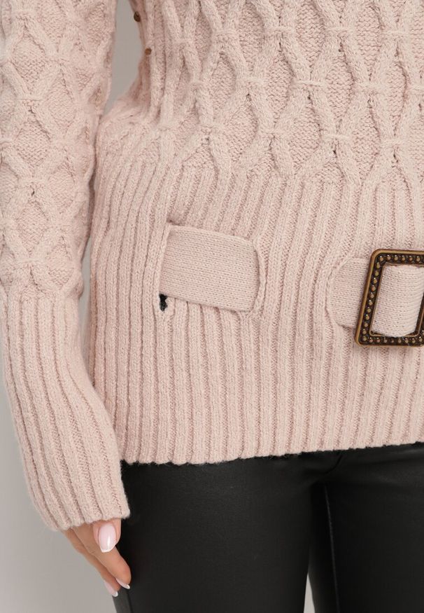 Born2be - Jasnoróżowy Sweter Ozdobiony Tłoczeniem i Paskiem Kortissta. Okazja: na co dzień. Kolor: różowy. Materiał: jeans. Długość rękawa: długi rękaw. Długość: długie. Wzór: aplikacja. Styl: klasyczny, casual