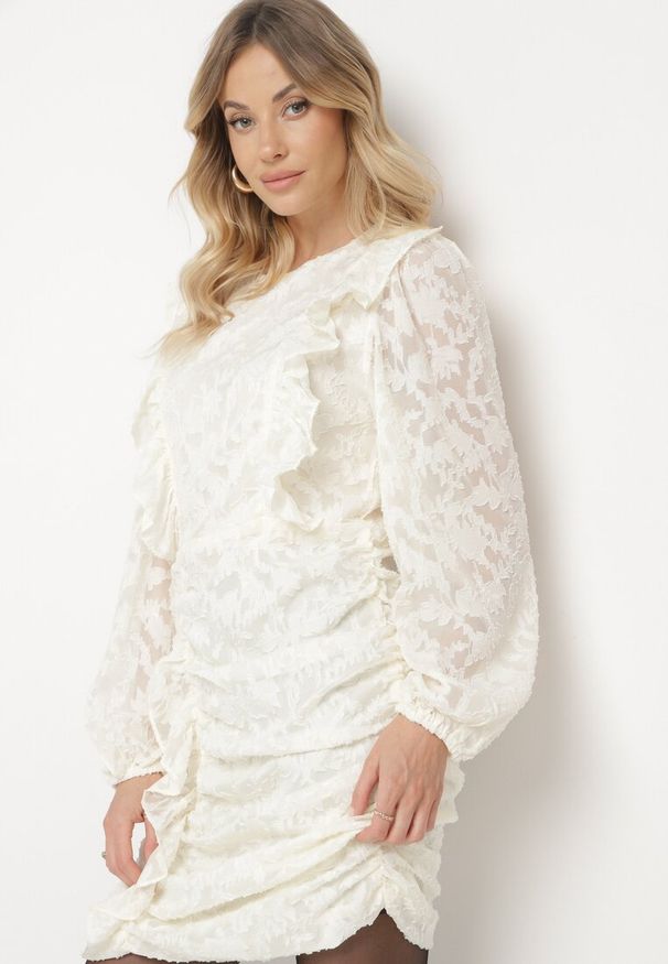 Born2be - Jasnobeżowa Koronkowa Sukienka z Marszczeniem i Falbankami z Półprzezroczystymi Rękawami Zialda. Okazja: na spotkanie biznesowe, na co dzień. Typ kołnierza: kołnierz z falbankami. Kolor: beżowy. Materiał: koronka. Typ sukienki: proste. Styl: elegancki, casual, klasyczny, biznesowy