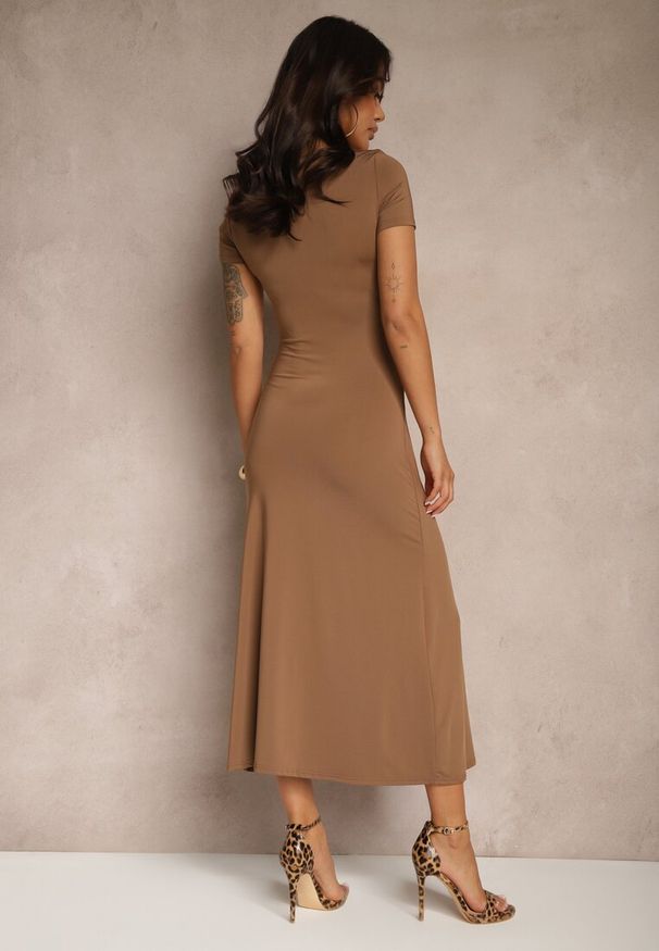 Renee - Brązowa Sukienka Bodycon z Marszczeniem w Talii i Krótkimi Rękawami Aterezza. Okazja: na co dzień. Kolor: brązowy. Materiał: skóra. Długość rękawa: krótki rękaw. Typ sukienki: bodycon. Styl: klasyczny, casual