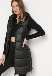 Born2be - Czarna Pikowana Kamizelka z Kapturem i Obustronnym Suwakiem Trilasa. Typ kołnierza: kaptur. Kolor: czarny. Styl: elegancki #1