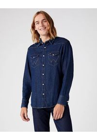 Wrangler - MĘSKA KOSZULA JEANSOWA WRANGLER 27MW NEW W5MSLW301 112130242. Okazja: na co dzień. Materiał: jeans. Długość rękawa: długi rękaw. Długość: długie. Sezon: lato. Styl: elegancki, casual, klasyczny