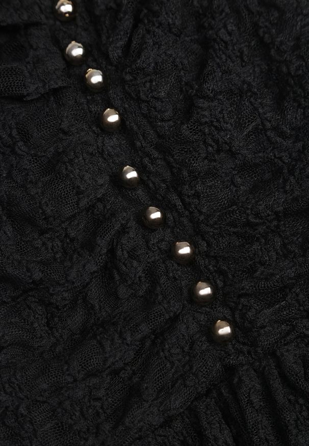 Renee - Czarna Sukienka Halter z Koronki Zdobiona Metalicznymi Guziczkami Corrarea. Typ kołnierza: dekolt halter. Kolor: czarny. Materiał: koronka. Wzór: aplikacja, koronka