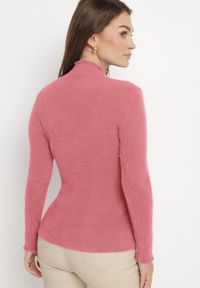 Born2be - Różowy Puchaty Wełniany Sweter z Półgolfem i Biżuteryjnymi Guzikami Xeminta. Kolor: różowy. Materiał: wełna