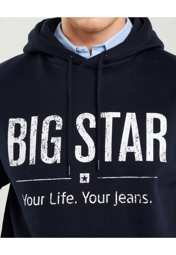 Big-Star - bluza męska z kapturem z logo big star granatowa ashlyno 403. Typ kołnierza: kaptur. Kolor: niebieski. Materiał: dzianina. Wzór: aplikacja, nadruk
