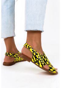 Casu - żółte sandały płaskie lakierowane z paskami na krzyż polska skóra casu 3012-0. Zapięcie: pasek. Kolor: czarny, wielokolorowy, żółty. Materiał: skóra, lakier