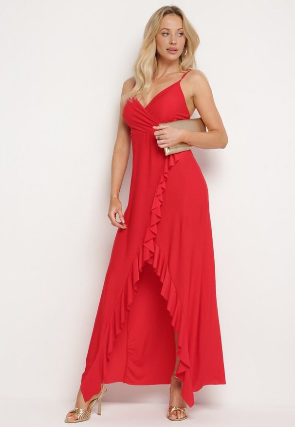 Born2be - Czerwona Koktajlowa Sukienka z Kopertowym Dekoltem na Ramiączkach z Ozdobną Falbanką Nestasi. Okazja: na co dzień. Kolor: czerwony. Długość rękawa: na ramiączkach. Typ sukienki: kopertowe. Styl: wizytowy
