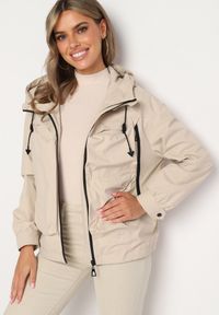 Born2be - Beżowa Kurtka Wiatrówka z Kieszeniami i Ściągaczami Braliana. Okazja: na spacer. Kolor: beżowy. Materiał: jeans. Styl: sportowy, elegancki #2