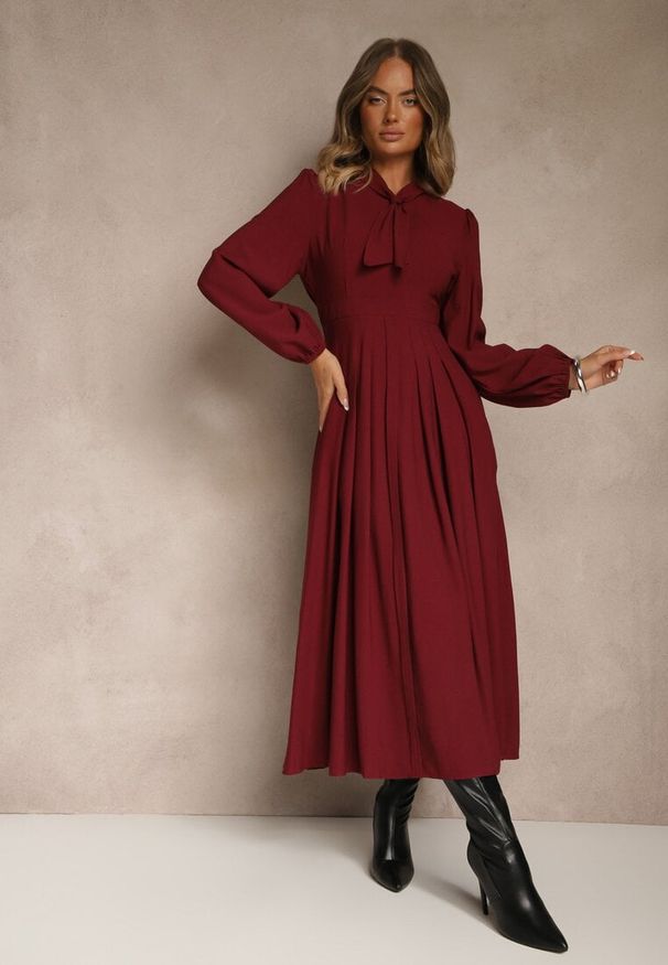 Renee - Bordowa Sukienka Plisowana z Wiskozy Ozdobiona Wiązaniem Farrive. Okazja: na co dzień. Kolor: czerwony. Materiał: wiskoza. Wzór: aplikacja. Styl: klasyczny, casual, elegancki