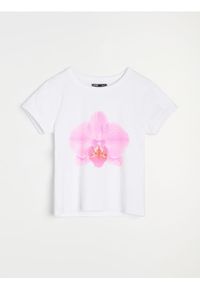 Sinsay - Bawełniana koszulka z nadrukiem kwiatowym - biały. Kolor: biały. Materiał: bawełna. Wzór: kwiaty, nadruk #1