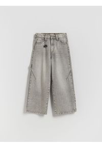 Reserved - Jeansy baggy z brelokiem - jasnoszary. Kolor: szary #1
