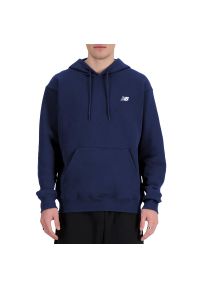 Bluza New Balance MT41508NNY - granatowa. Okazja: na co dzień. Kolor: niebieski. Materiał: bawełna, poliester, tkanina, dresówka. Wzór: aplikacja. Styl: klasyczny, casual