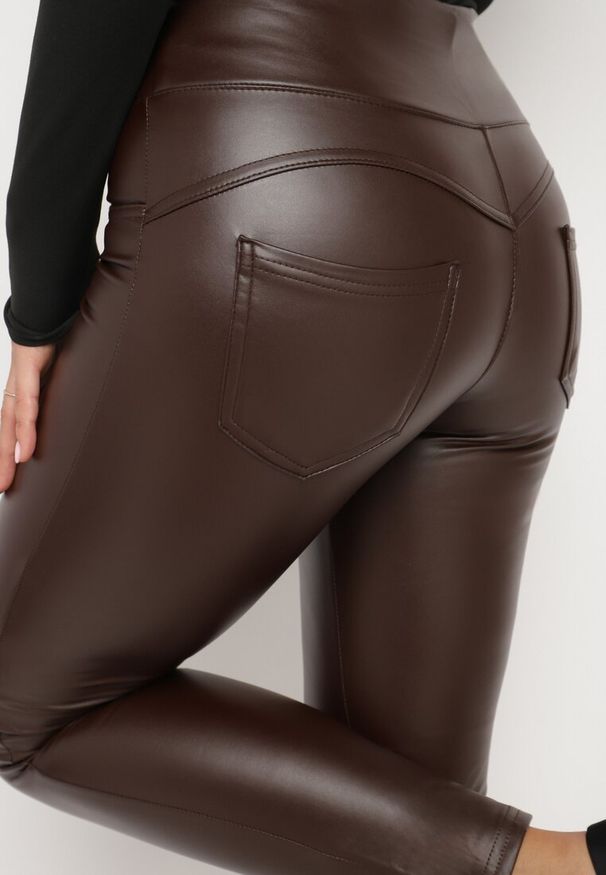 Born2be - Brązowe Legginsy z Imitacji Skóry i Kieszeni z Wysokim Stanem Olabria. Okazja: na co dzień. Stan: podwyższony. Kolor: brązowy. Materiał: skóra. Styl: casual, elegancki