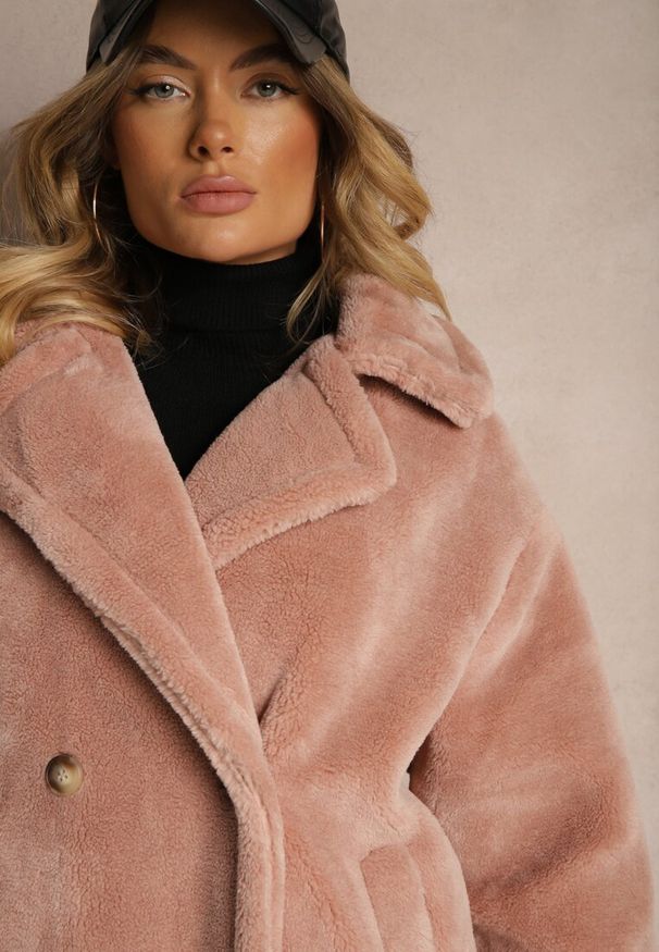 Renee - Ciemnoróżowy Dwurzędowy Płaszcz z Futerkiem Zelirra. Okazja: na co dzień. Kolor: różowy. Materiał: futro. Sezon: zima, jesień. Styl: casual, elegancki