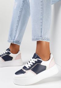 Born2be - Biało-Granatowe Sneakersy Chlorania. Nosek buta: okrągły. Zapięcie: sznurówki. Kolor: niebieski. Materiał: jeans. Szerokość cholewki: normalna. Wzór: aplikacja. Obcas: na platformie #5
