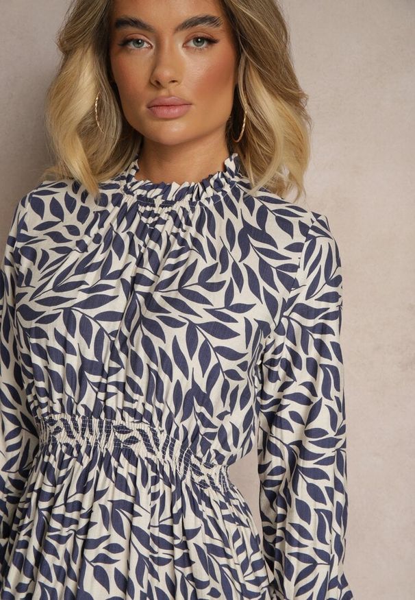 Renee - Niebieska Rozkloszowana Sukienka z Gumką w Talii Zdobiona Falbankami Ridirina. Okazja: na co dzień. Typ kołnierza: kołnierz z falbankami. Kolor: niebieski. Długość rękawa: długi rękaw. Wzór: aplikacja. Styl: casual, elegancki