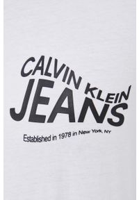 Calvin Klein Jeans t-shirt bawełniany kolor biały z nadrukiem. Kolor: biały. Materiał: bawełna. Długość rękawa: krótki rękaw. Długość: krótkie. Wzór: nadruk. Styl: klasyczny #5