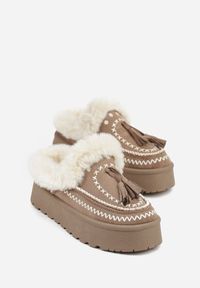 Renee - Ciemnobeżowe Śniegowce na Platformie Ozdobione Frędzlami i Haftem Ezivelle. Okazja: na co dzień. Kolor: beżowy. Wzór: haft, aplikacja. Sezon: zima. Obcas: na platformie. Styl: casual #3