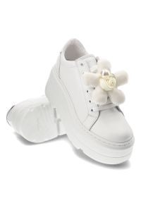 CheBello - Białe Sneakersy Chebello Modne Obuwie Na Platformie. Okazja: na co dzień. Kolor: biały. Materiał: skóra. Wzór: aplikacja. Obcas: na platformie #9