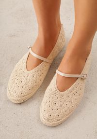 Renee - Ciemnobeżowe Ażurowe Balerinki VICES Ozdobione Plecionką Savamisa. Nosek buta: okrągły. Zapięcie: sprzączka. Kolor: beżowy. Materiał: skóra, materiał. Wzór: ażurowy, aplikacja. Sezon: lato. Obcas: na obcasie. Wysokość obcasa: niski #1