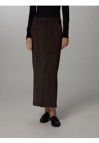 Reserved - Spódnica midi z imitacji zamszu - ciemnobrązowy. Kolor: brązowy. Materiał: zamsz #1