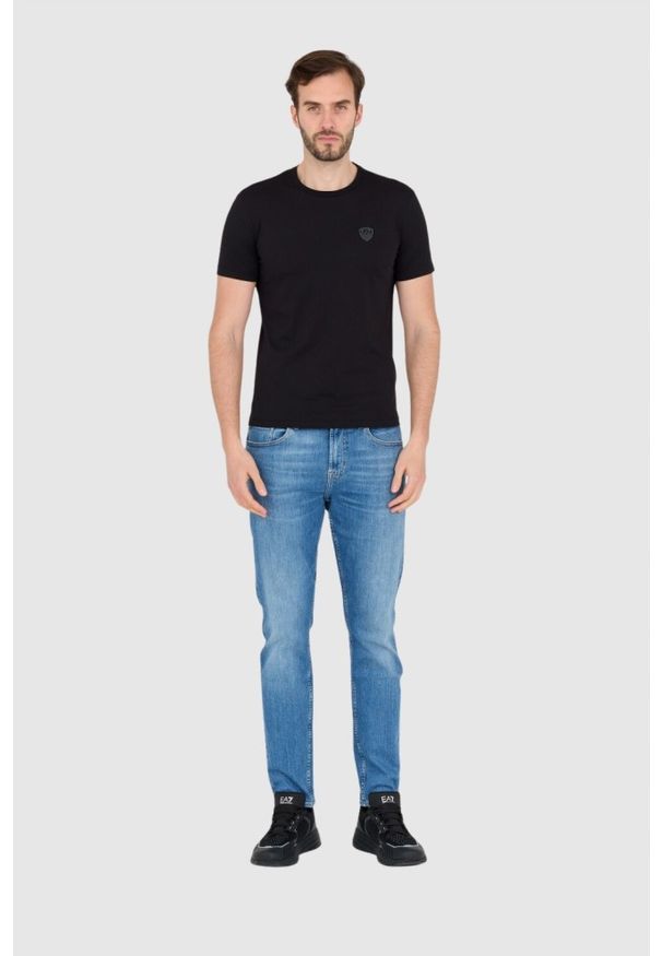 EA7 Emporio Armani - EA7 Czarna koszulka męska z naszywką z logo, Rozmiar M. Kolor: czarny. Wzór: aplikacja